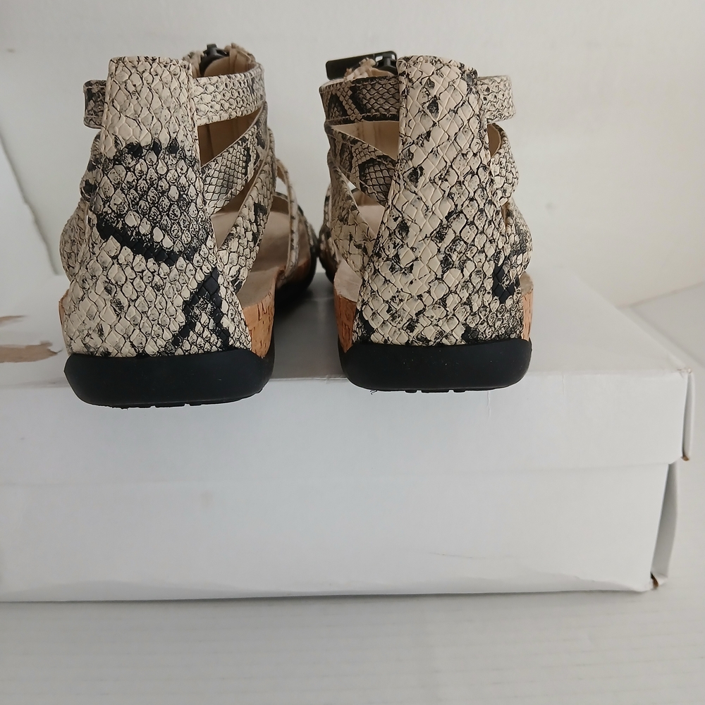 Ara Beige and Black Strappy Sandals New $22 - Picture 6 of 8